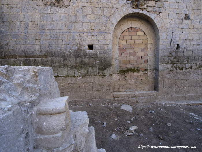 DETALLE DE LA JAMBA ESTE DEL ACCESO AL RECINTO CENTRAL DEL CLAUSTRO
